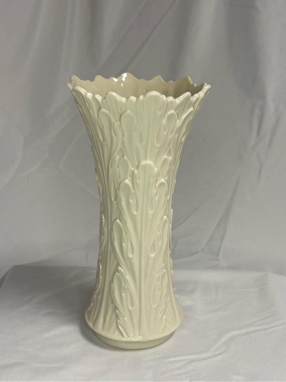 LENOX - Ivory Porcelain Vase, Woodland Collection 8.5" x 4"